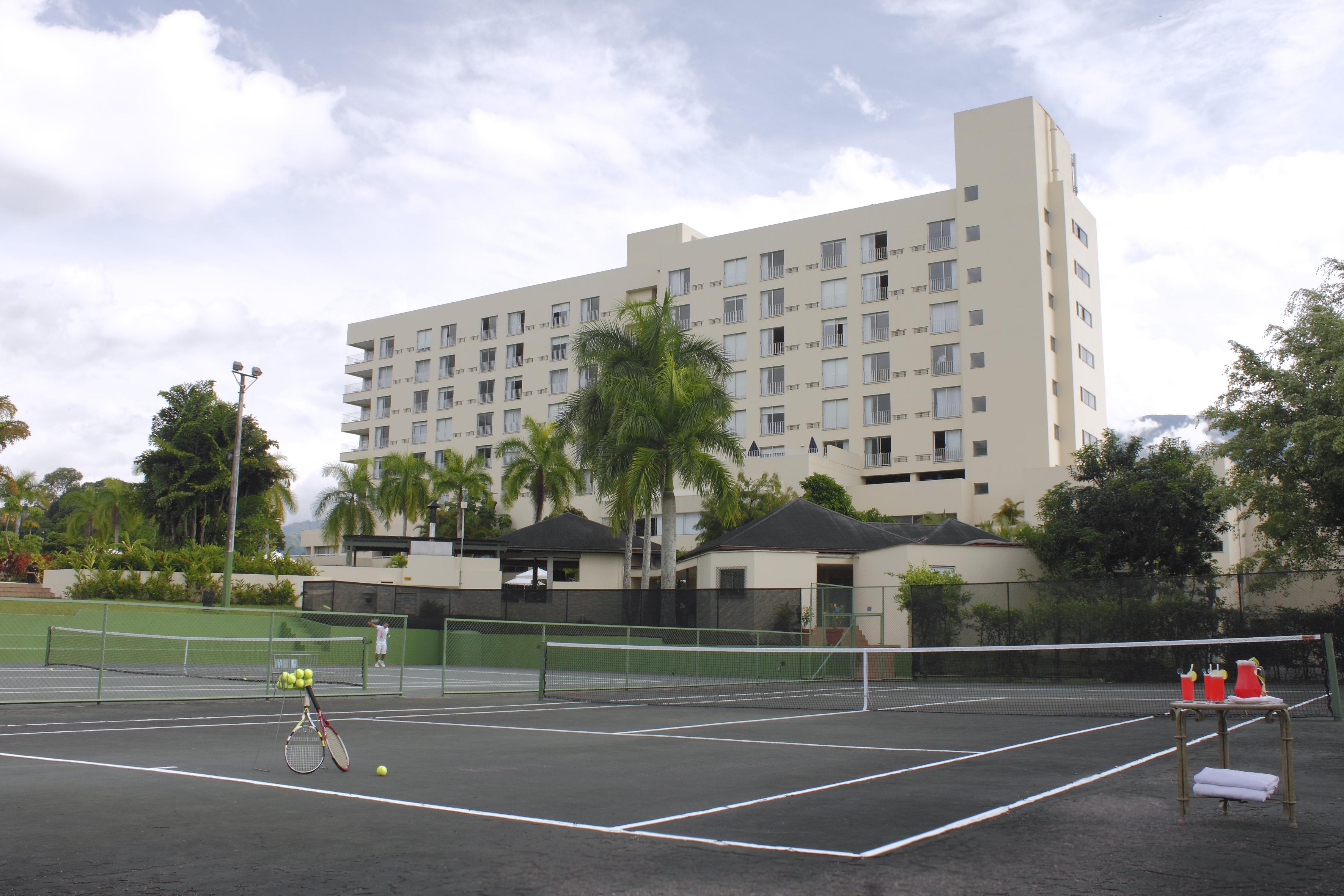 Hotel Estelar Altamira Ibague Exterior photo Tennis courts at the Four Seasons