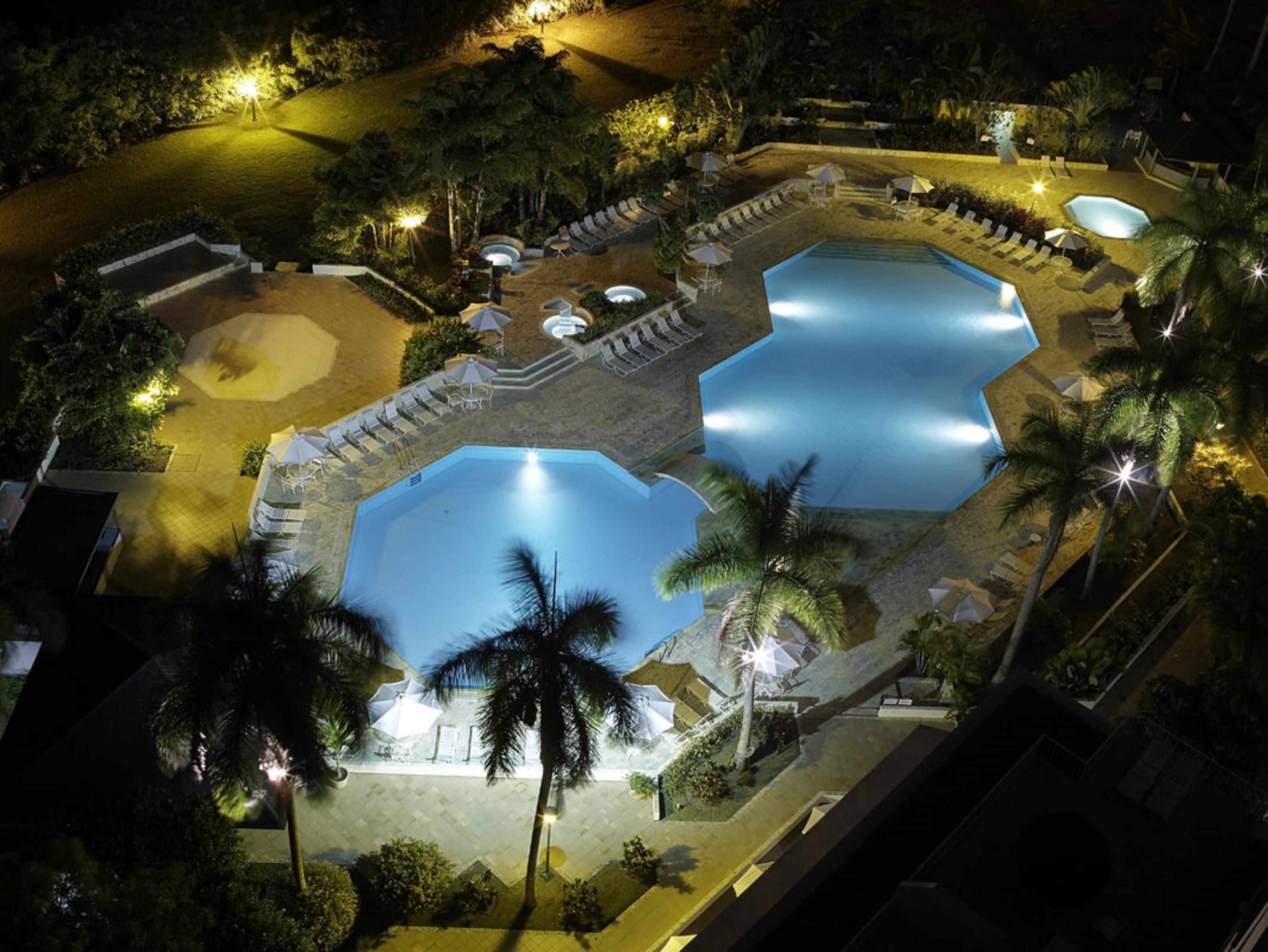 Hotel Estelar Altamira Ibague Exterior photo The swimming pool at night
